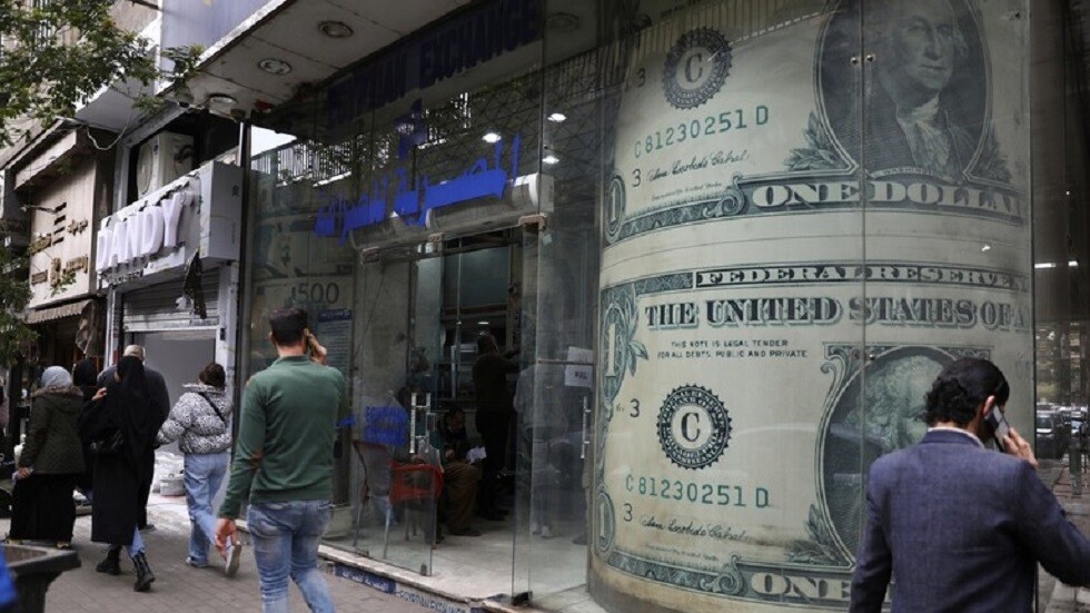 مصر.. الدولار في السوق السوداء يلامس السعر الرسمي وسط تراجع في الطلب وغياب للمضاربين