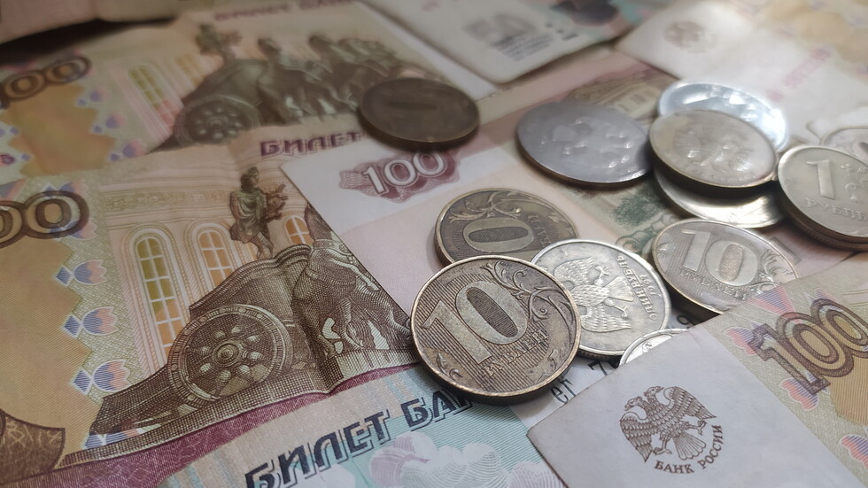 الروبل يعوض بعض خسائره