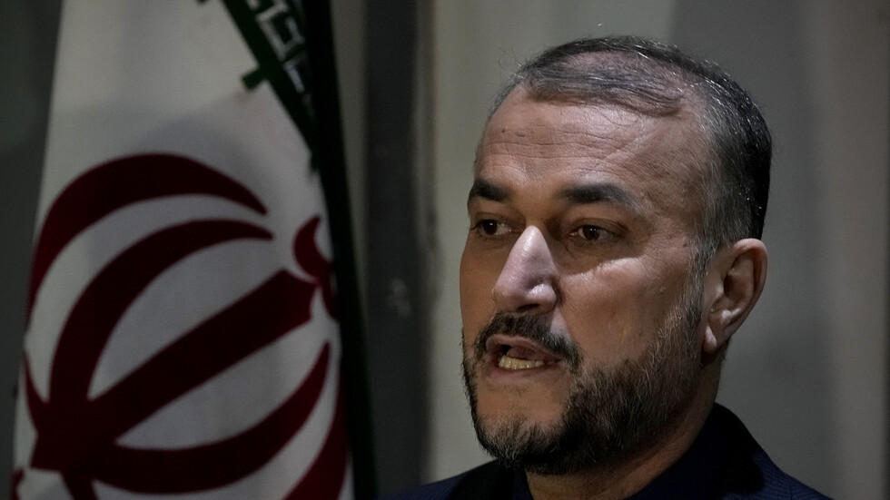 وزير الخارجية الإيرانية يلتقي المتحدث باسم الحوثيين في مسقط