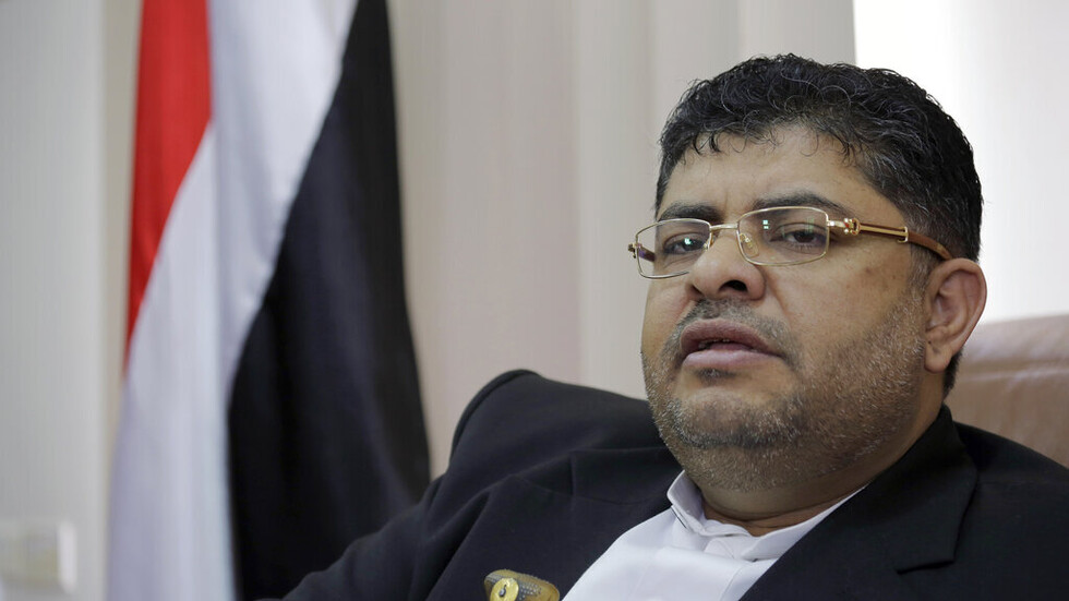 بالفيديو.. محمد علي الحوثي  يقطف ثمار سدر