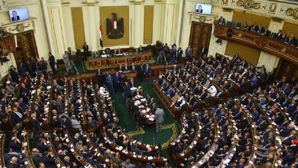 "ما ينفعش تكمل معانا".. نائبان يطالبان بإقالة وزير التموين المصري