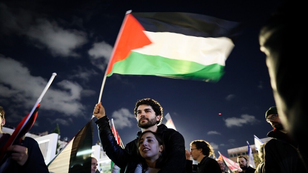 رفع أعلام فلسطين خلال المظاهرات المناهضة لحكومة نتنياهو (فيديو)