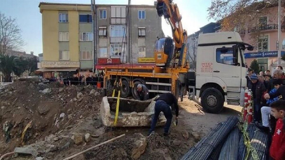تركيا..هدم منزل والعثور على تابوت فيه رفات بشرية