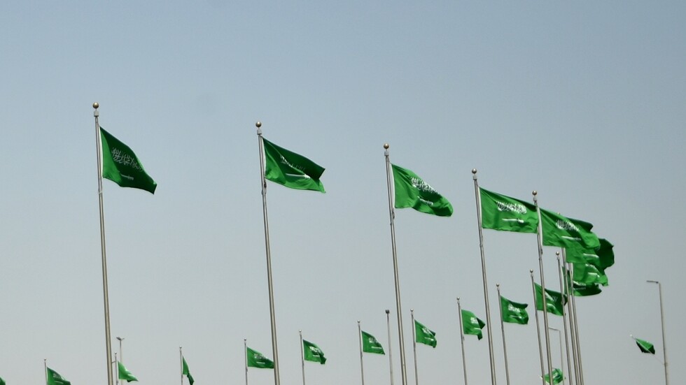 فيديوهات وصور توثق انتشار الأفاعي في مناطق سعودية