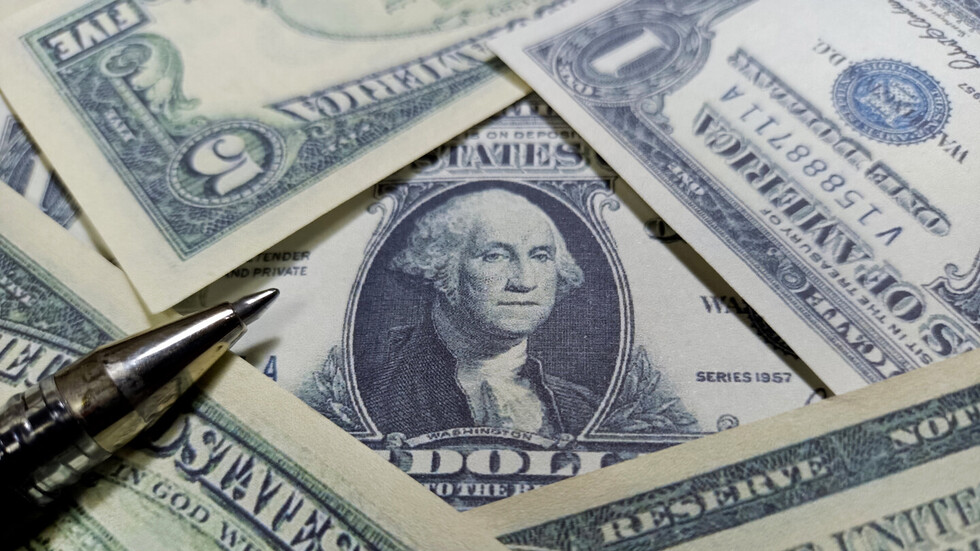 رئيس مجلس الوزراء العراقي مستغربا: نبيع 300 مليون دولار يوميا ولا نستورد ما يعادلها