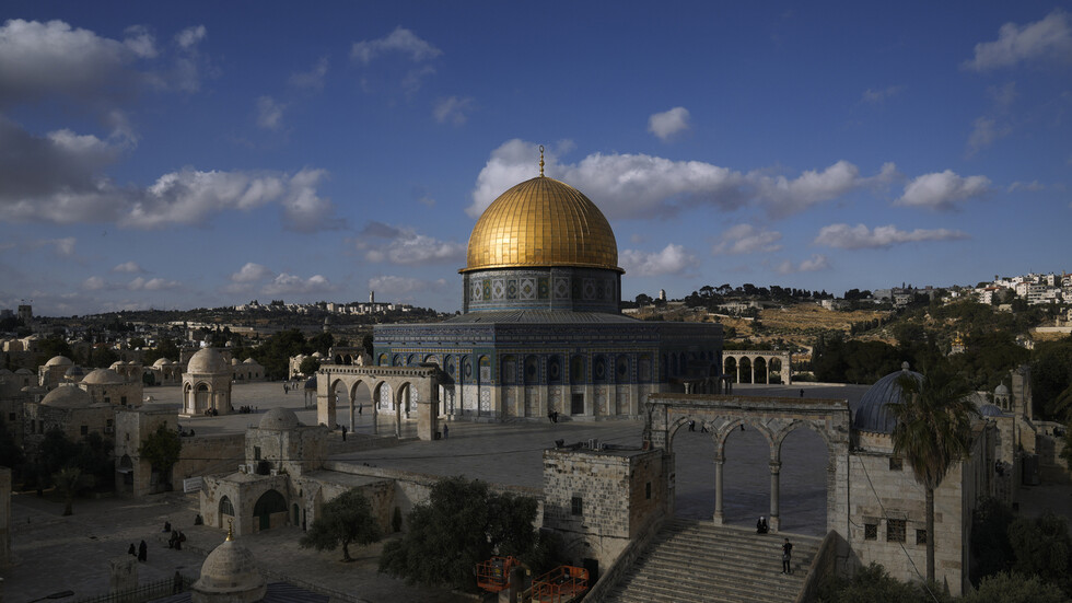اكتشاف بصمة يد غامضة محفورة على أسوار مدينة القدس المحتلة تعود للقرن العاشر الميلادي! (صور)