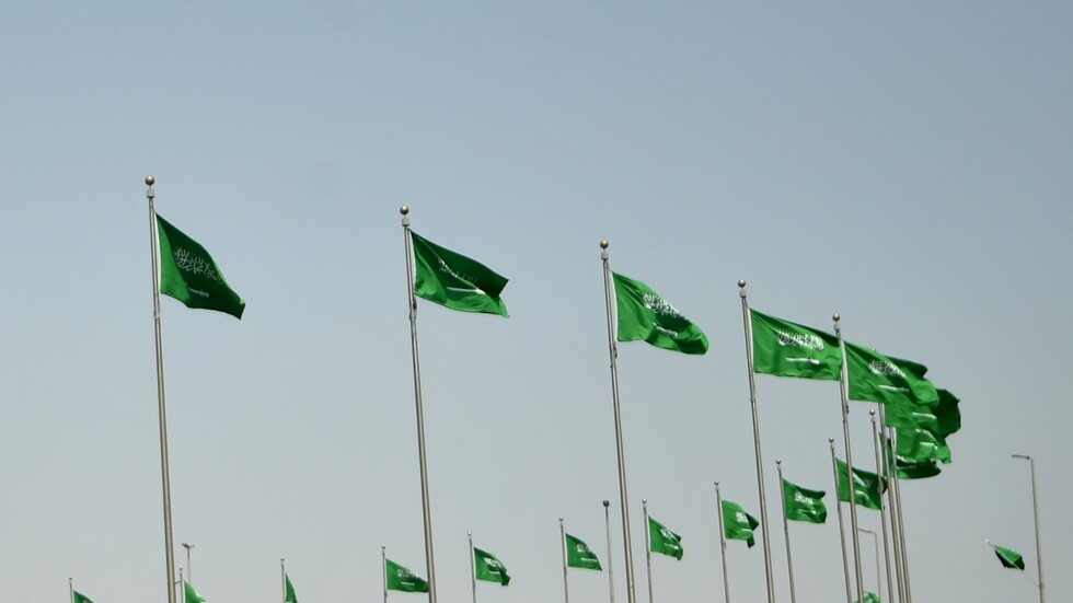 صحراء السعودية تتوشح بالبياض وهطول غزير للأمطار في عدة مناطق (صور)