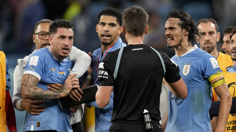 بينهم كافاني.. "الفيفا" يصدر عقوبات بالجملة على لاعبي أوروغواي