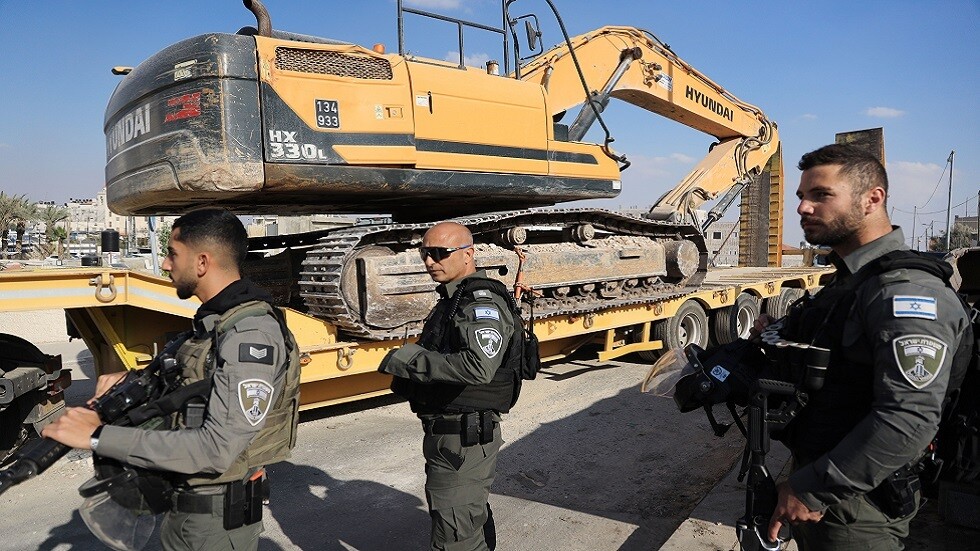بالزيت.. فلسطينيون يحاولون وقف جرافات هدم إسرائيلية في القدس