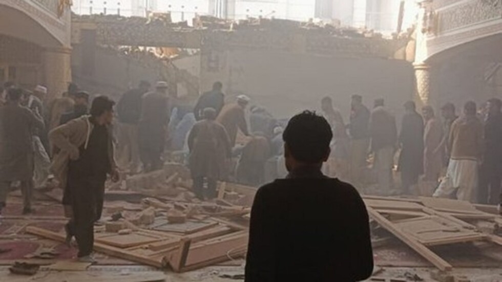 بالفيديو.. انفجار في مسجد في باكستان