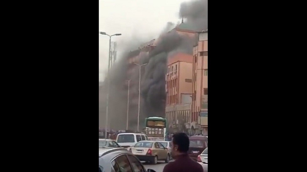 مصر.. ألسنة اللهب تلتهم مستشفى في القاهرة (صور + فيديو)