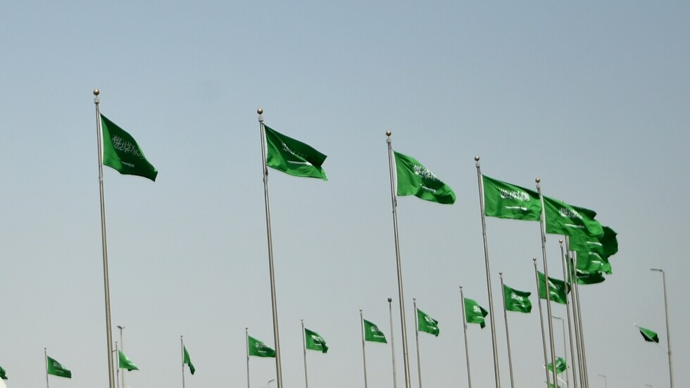 السعودية.. توقيف 5 مواطنين وخليجي لصدمهم مركبة عمدا وإطلاق النار (فيديو)
