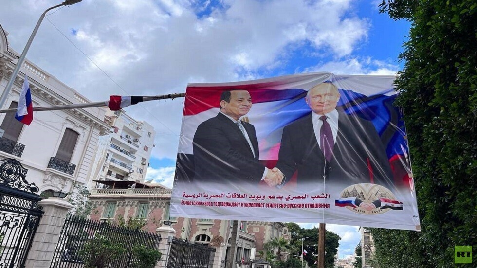 صور بوتين والسيسي تزين شوارع مصر (صور)