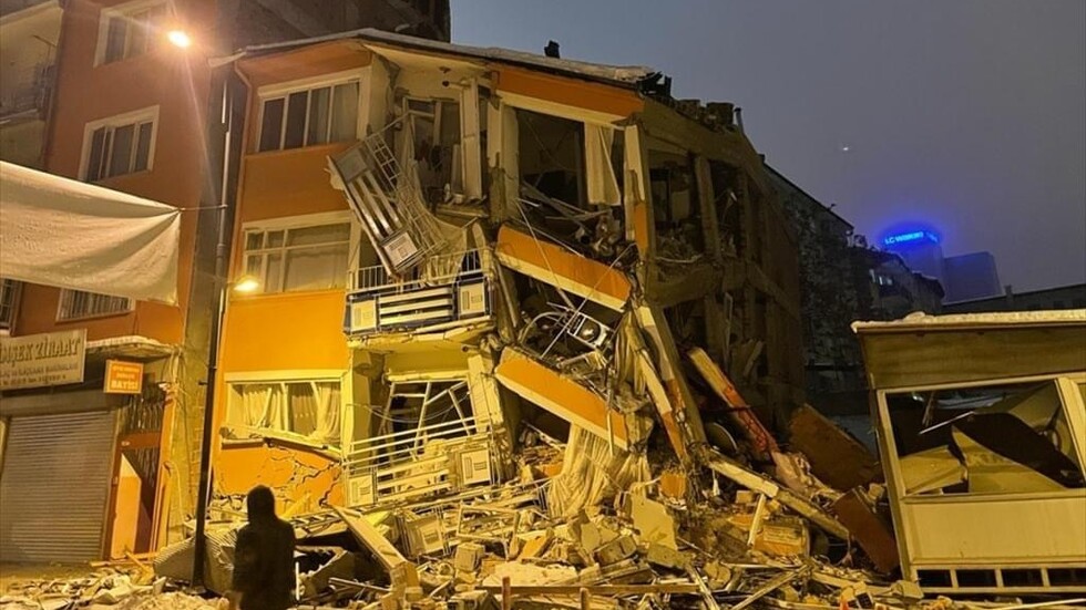 بالفيديو.. انفجارات وحريق في خط أنابيب غاز في هاتاي التركية جراء الزلزال 