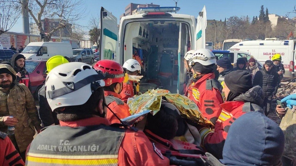 تركيا.. فيديو مؤثر يوثق لحظة انتشال طفل برفقة ببغائه من تحت الأنقاض