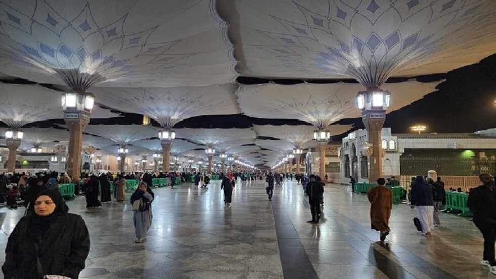 شؤون المسجد النبوي توضح دخول امرأتين غير مسلمتين لساحات المسجد