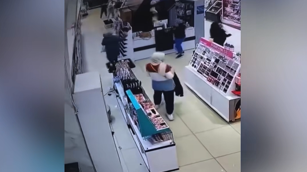 فيديو يوثق لحظات حرجة.. طفل يسقط على رأس فتاة في مركز تجاري في بغداد