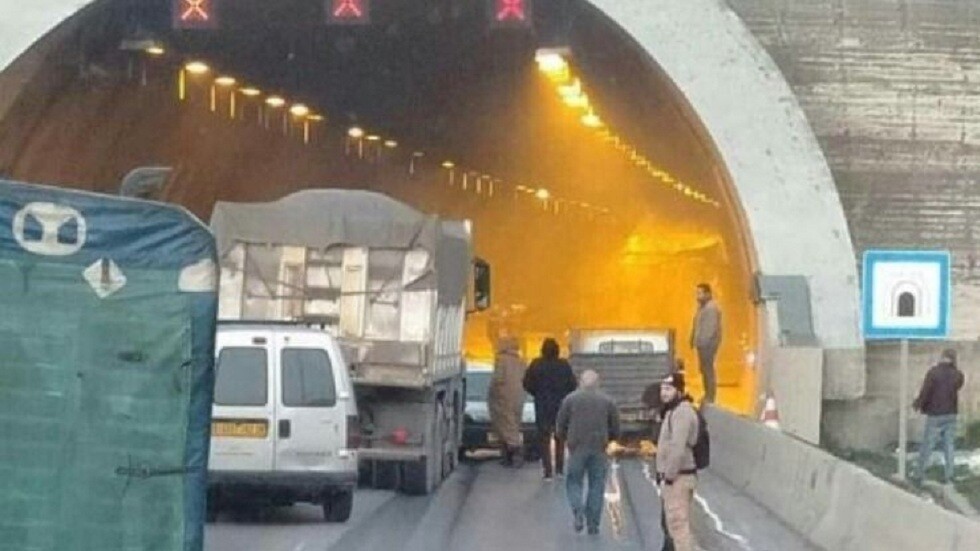 الجزائر.. تعطّل حركة المرور عبر نفق حيوي إثر حريق شاحنة بداخله (فيديو)