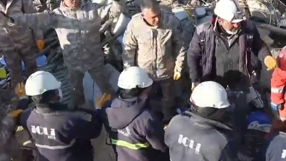 بعد نحو 200 ساعة تحت الأنقاض.. انتشال شخصين على قيد الحياة في قهرمان مرعش