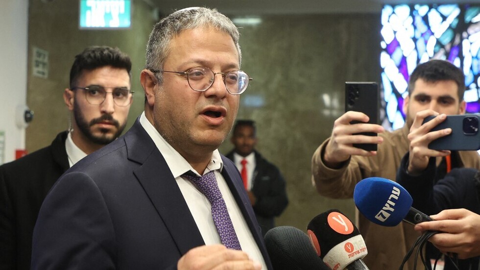 بن غفير يصدر أمرا بمعاقبة الأسرى الفلسطينيين أثناء الاستحمام