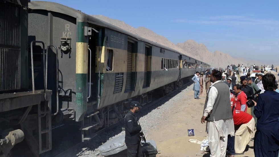 قتلى وجرحى في انفجار قنبلة بقطار في باكستان