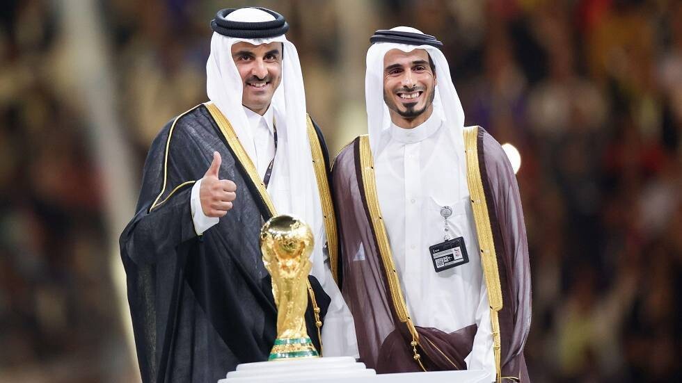 شيخ قطري يقدم عرضا رسميا لشراء مانشستر يونايتد