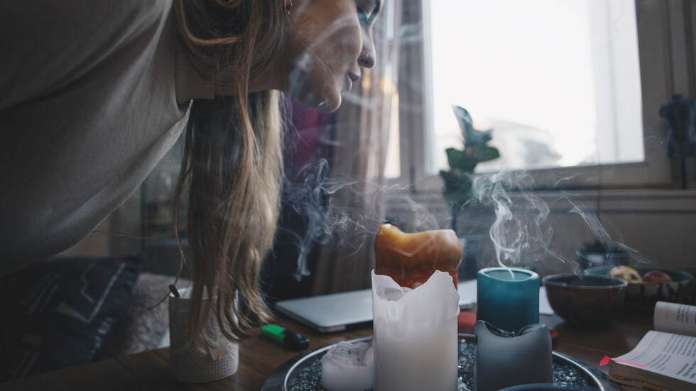 خبيرة: الشموع المعطرة تطلق مواد كيميائية سامة تتجه 