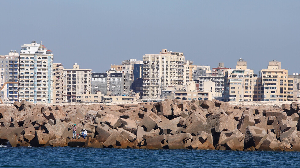 مصر.. بقعة ضوء زرقاء بسماء الإسكندرية .. ما علاقتها بزلزال تركيا الجديد؟  (صور)