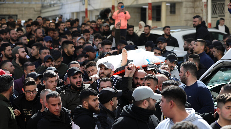 "وفا":  آلاف الفسطينيين يشيعون شهداء نابلس إثر العدوان الإسرائيلي على المدينة.. (فيديو)