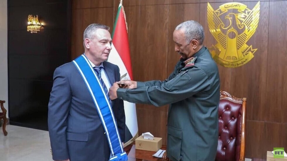 الخرطوم.. البرهان يمنح سفير روسيا لدى السودان وسام النيلين من الدرجة الأولى خلال وداعه