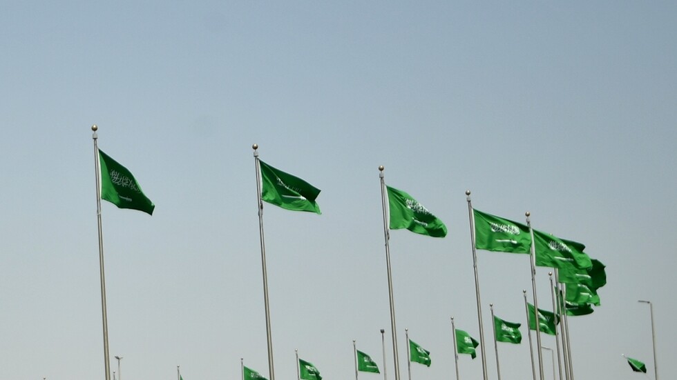 السعودية.."نزاهة" تنشر فيديو للمضبوطات التي عثر عليها في قضية يتورط بها دبلوماسيون وأجانب (فيديو)
