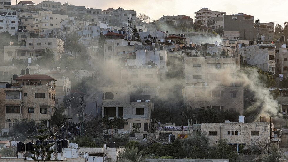 "مقاوم فلسطيني" في جنين يثير تفاعلا كبيرا خلال التصدي للعدوان الإسرائيلي (صورة+فيديو)