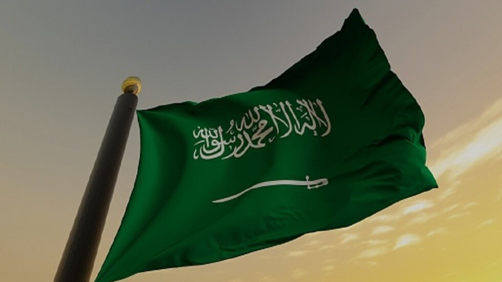 الأمن السعودي يوضح عقوبة تدنيس علم المملكة وشعاراتها وأعلام الدول الصديقة (فيديو)