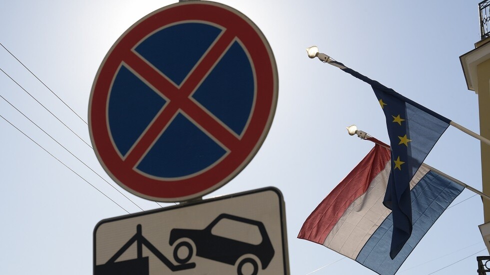 اعتقال مئات النشطاء البيئيين في لاهاي بعد قطع طريق سيارات سريع