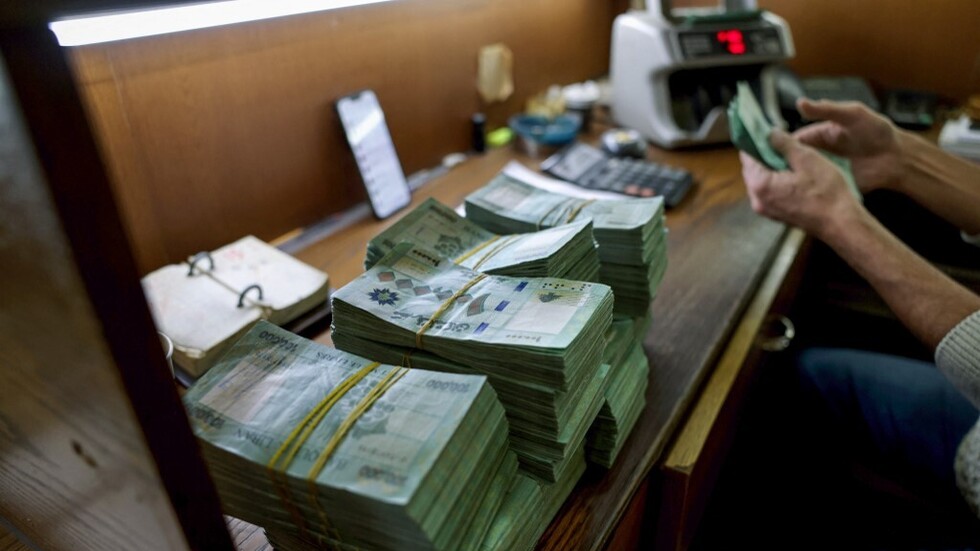 سعر صرف الدولار في لبنان يسجل أكثر من 100 ألف ليرة