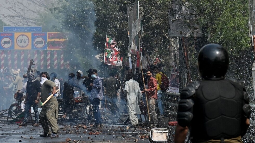 بالفيديو.. عمران خان يخرج إلى أنصاره مرتديا قناعا حاميا من الغاز المسيل للدموع