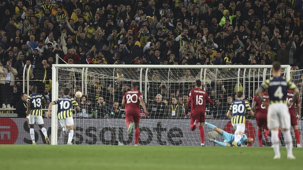 إشبيلية يعود من تركيا ببطاقة العبور لربع نهائي الدوري الأوروبي