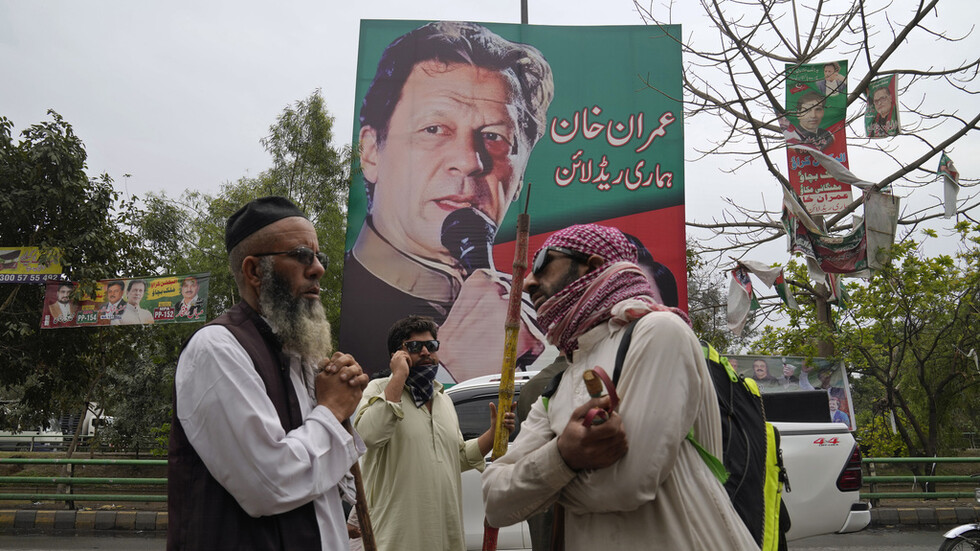 محكمة باكستانية تعلق مذكرة التوقيف بحق عمران خان بعد اشتباكات مع أنصاره