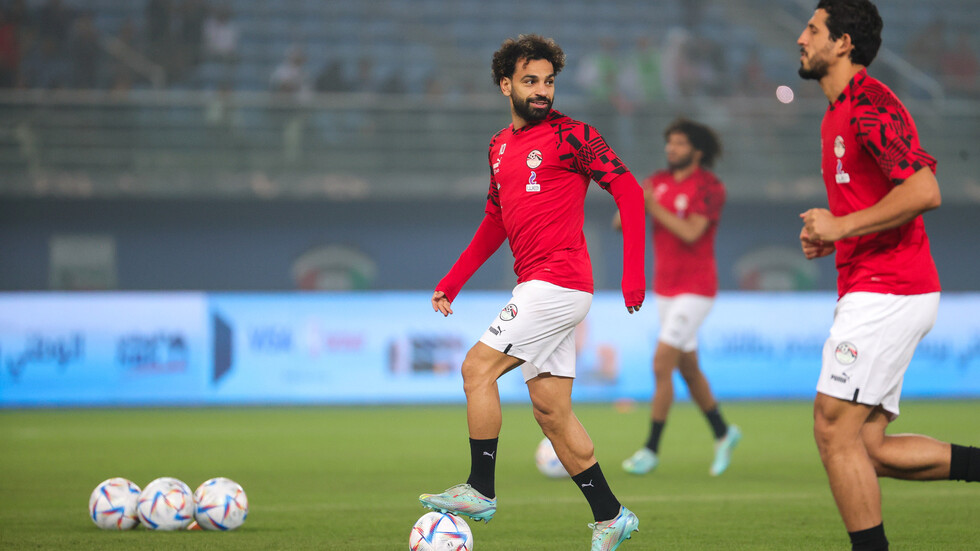 بالصور.. محمد صلاح يزور معكسر منتخب مصر الأولمبي