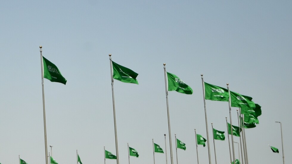 السعودية.. شاب يعتدي على ذويه ورجل أمن وهو تحت تأثير مادة "الشبو" المخدرة والسلطات تتحرك (فيديو)