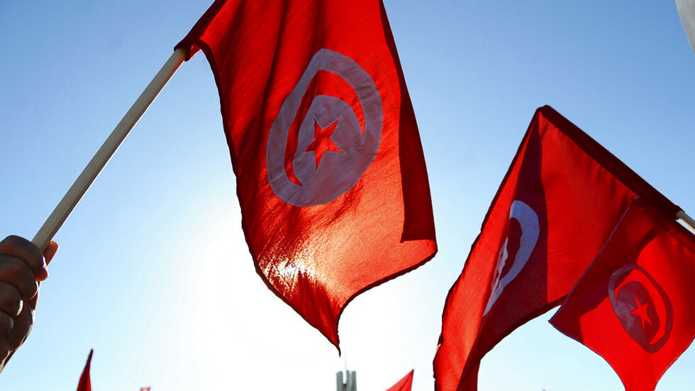 تونس.. عائلات الموقوفين في قضية التآمر تنظم مأدبة إفطار أمام سجن المرناقية