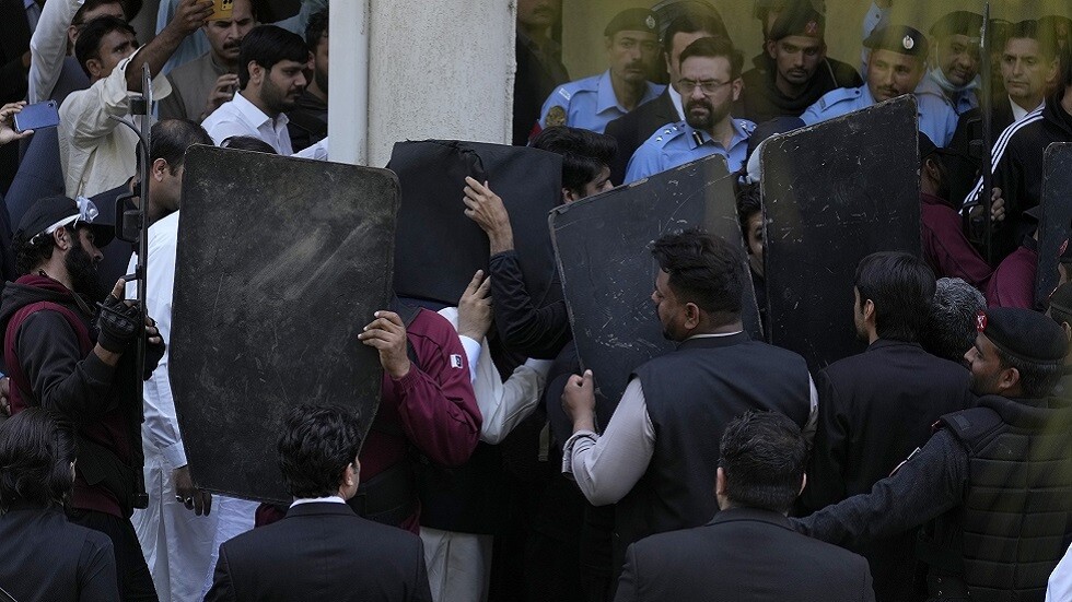 محكمة باكستانية تحمي عمران خان من الاعتقال