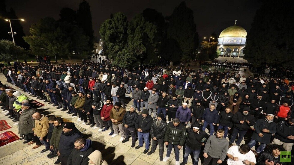 بالصور.. 25 ألف مصل يؤدون صلاة التراويح في رحاب المسجد الأقصى