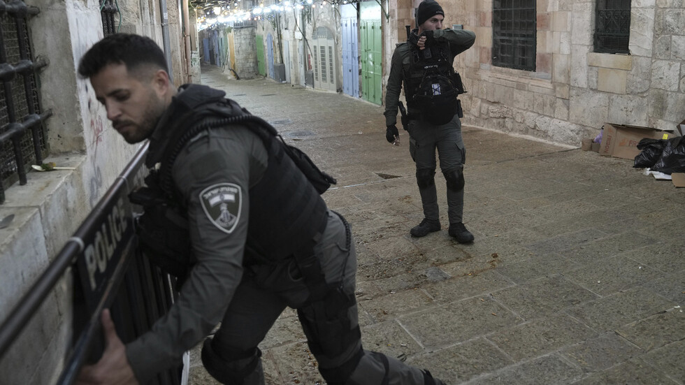 منفذ عملية الدهس في الخليل ملازم بالشرطة الفلسطينية (صورة)
