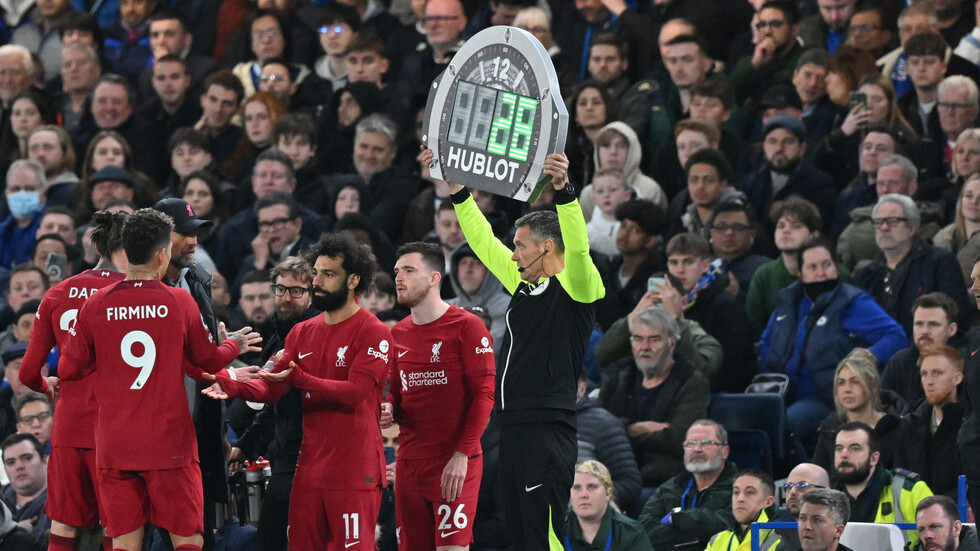 مشهد غريب.. الحكم المساعد يضرب نجم ليفربول