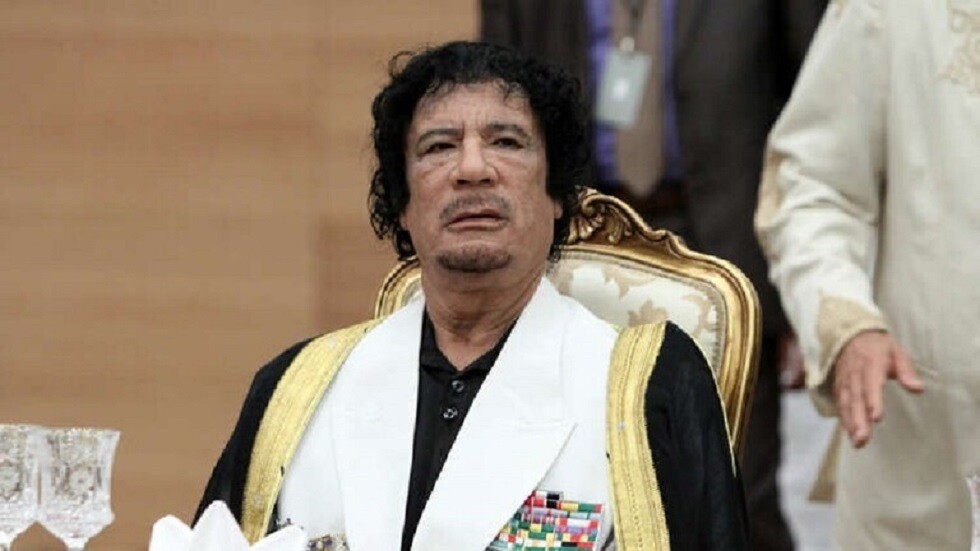 حينما بكى القذافي لأول مرة وفتح خزائن ليبيا لإنقاذ صدام حسين (فيديو)