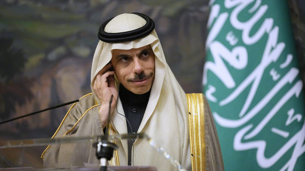 بن فرحان يبحث الأزمة السورية مع بيدرسون