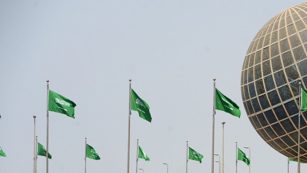 أميرة سعودية تتحدث عن سبب استبعاد الشيخ عادل الكلباني عن إمامة المصلين بجامع الملك خالد؟ (فيديو)