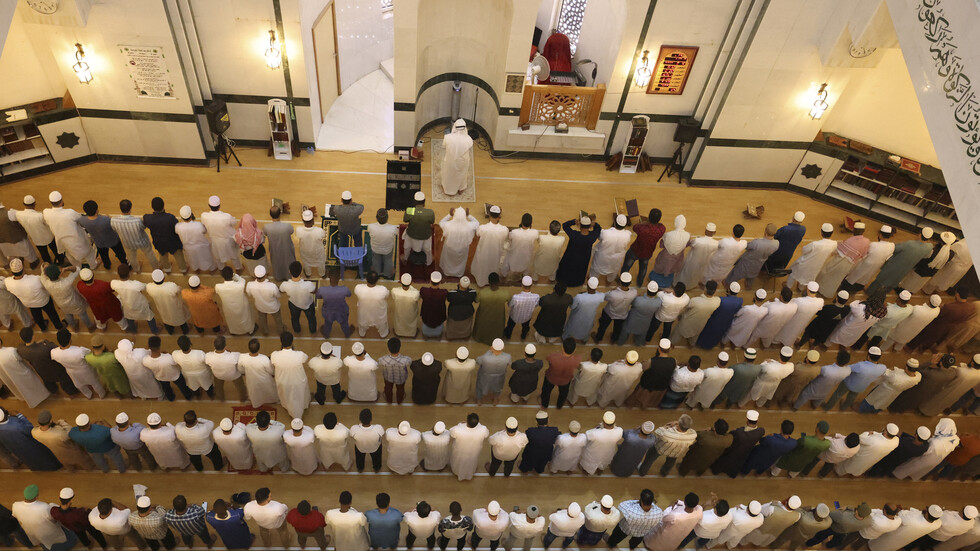 مجلس الإمارات للإفتاء: إذا وافق العيد يوم جمعة تقام الصلاتان في وقتيهما ووفق سنتيهما