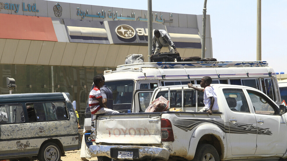 "باسترخاء ولا مبالاة".. مقطع فيديو لسودانيين يجلسون على الأرض خلال الاشتباكات يثير تفاعلا (فيديو)